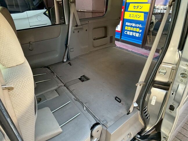 後部座席を倒すことでフルフラットにすることも可能